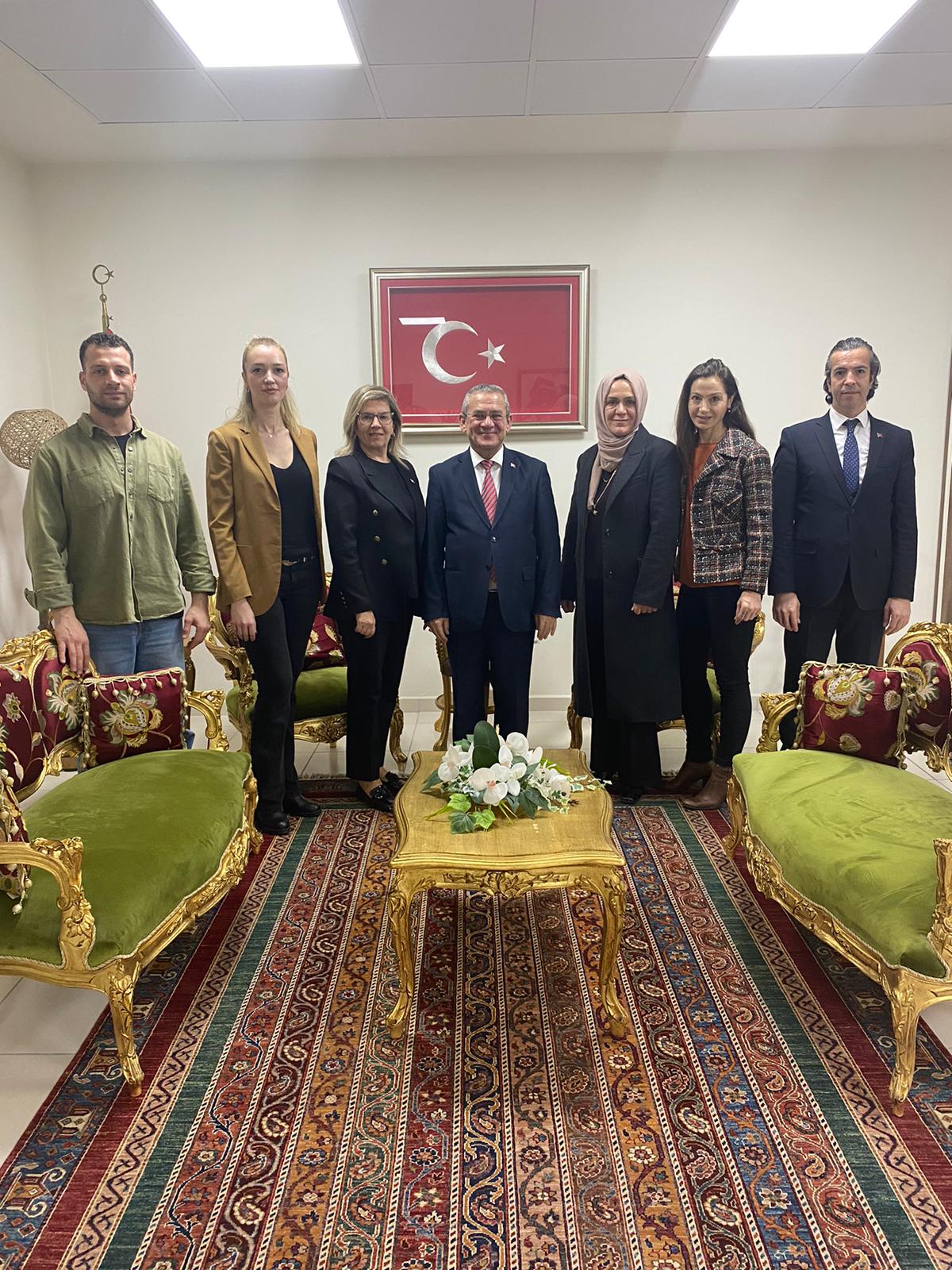 Beyazay Derneği Başkanı Pınar BOYACI ve yönetim üyeleri Sayın Kaymakamımız Mehmet ERİŞ'i makamında ziyaret ettiler.