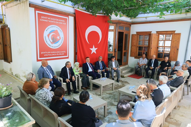 Kaymakamımız Sayın Mehmet ERİŞ, Arefe günü Emniyet, Jandarma teşkilatları, Şehit Aileleri ve Gazilerimizle bayramlaşma programındaydı.