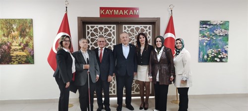 Türkiye Beyazay Derneği Genel Başkanı ve beraberindeki yönetim kurulu üyeleri Kaymakamımız Sayın Mehmet ERİŞ'i ziyaret etti.