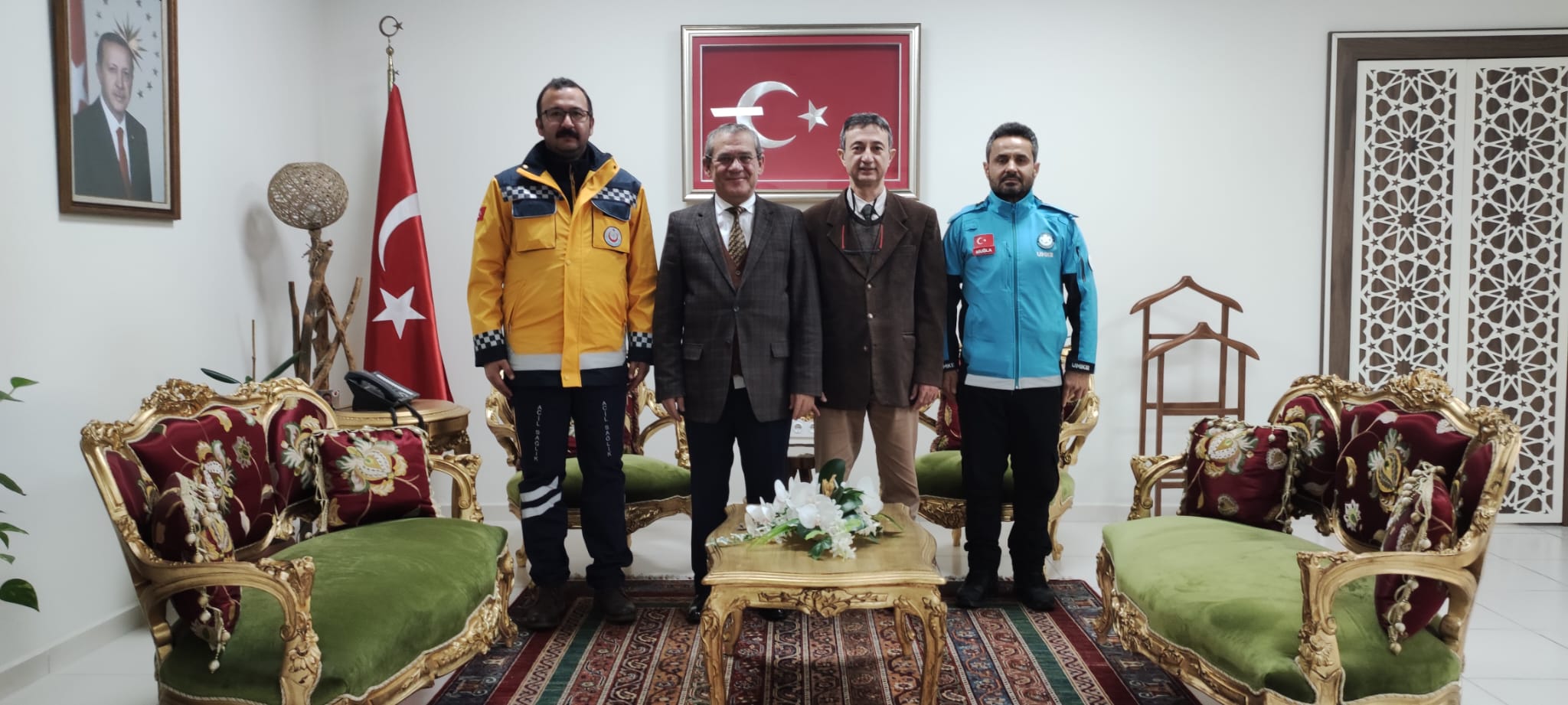 1-7 Aralık Acil Sağlık Haftası kapsamında, 112 Başhekimi Dr. Halil İbrahim DEMİRCAN, UMKE çalışanlarıyla birlikte Sayın Kaymakamımızı makamında ziyaret ettiler.