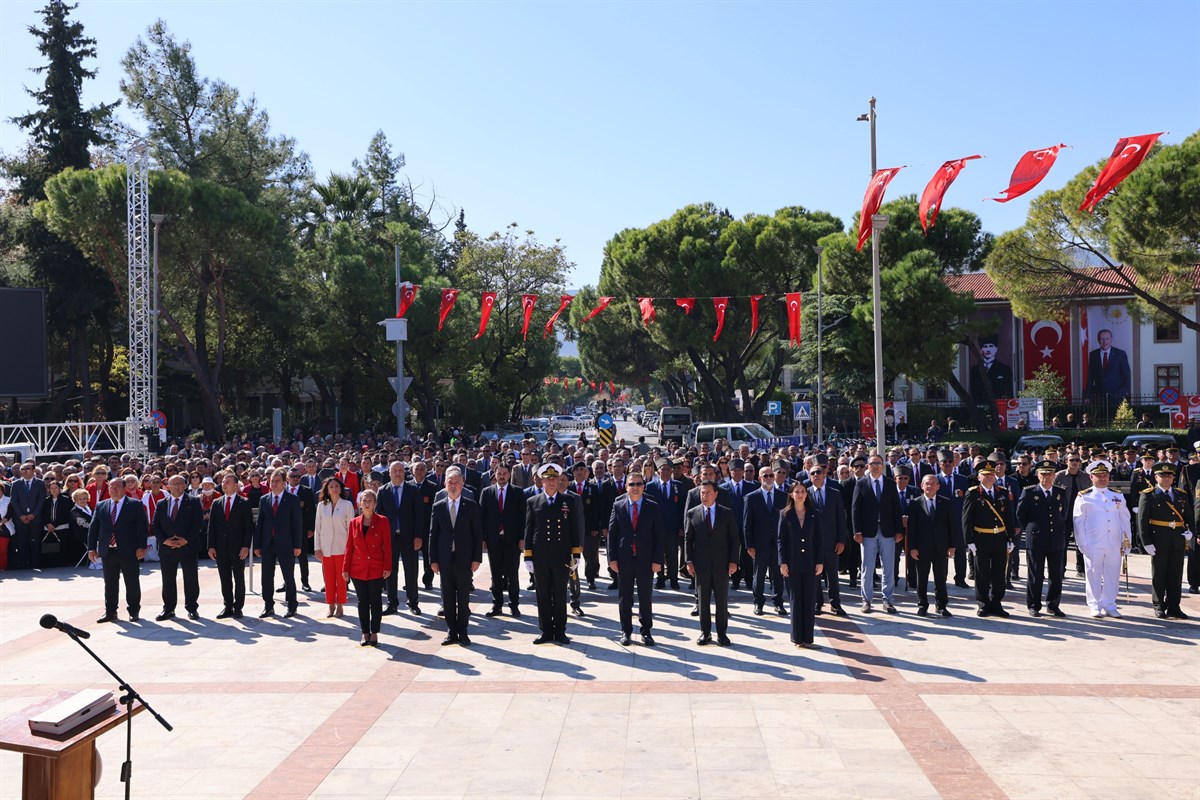 Muğla'da 29 Ekim Cumhuriyet Bayramı Kutlamaları çelenk sunma töreniyle başladı.