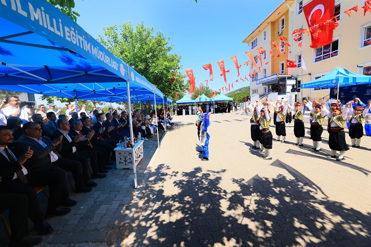 Kaymakamımız Sayın Mehmet ERİŞ, Borsa İstanbul İlk Orta Okulunda düzenlenen karne dağıtım törenine katılarak, öğrencilerin karne sevincine ortak oldu.