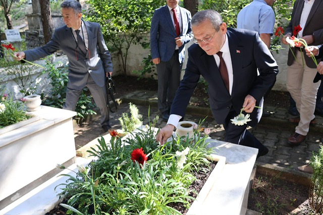 Kaymakamımız Sayın Mehmet ERİŞ, Kurban Bayramı arefesinde Şehitlik ziyaretinde bulundu.